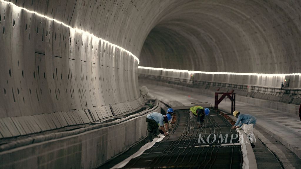 Pekerja merampungkan terowongan satu Kereta Cepat Jakarta-Bandung (KCJB) di bawah Jalan Tol Jakarta-Cikampek KM 3+600, Halim, Jakarta Timur, Kamis (27/1/2022). 