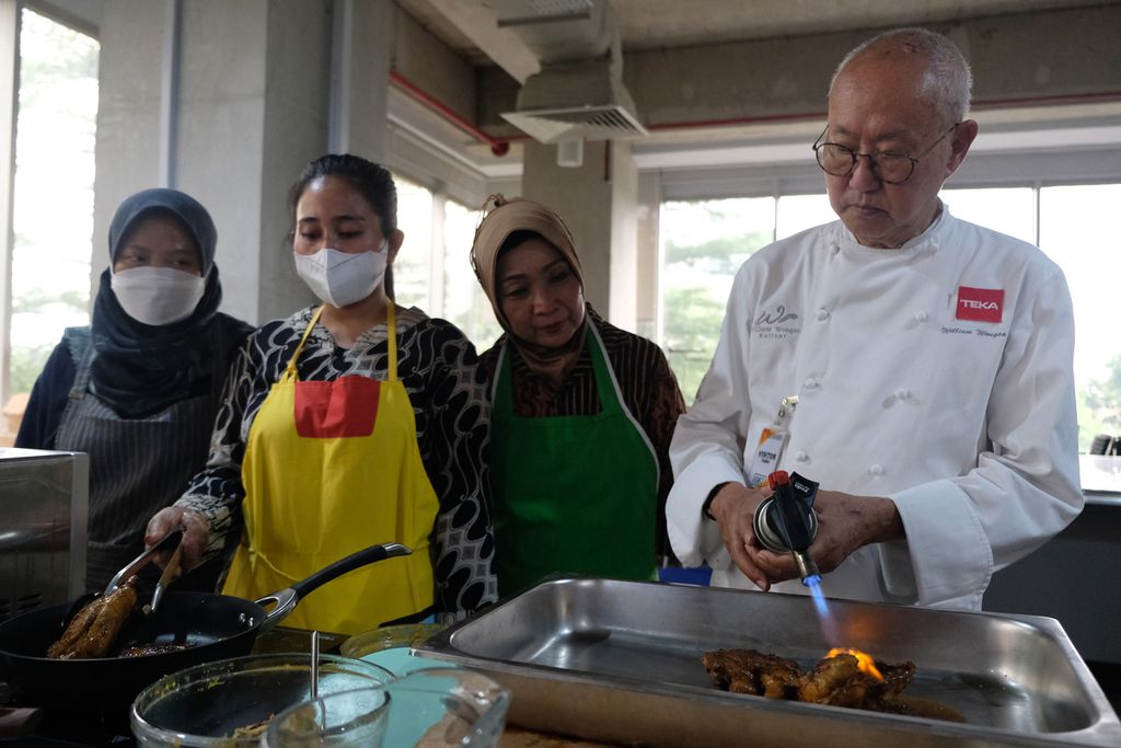 Sejumlah peserta memperhatikan cara membakar daging ayam yang dilakukan koki William Wongso dalam acara pelatihan kuliner di Jakarta Creative Hub, Jakarta Pusat, Senin (7/11/2022). Pelatihan yang diselenggarakan oleh Dinas Pariwisata dan Ekonomi Kreatif Provinsi DKI Jakarta bertujuan melatih kemampuan memasak pelaku usaha UMKM yang tergabung dalam Jakpreneur. Pada latihan kali ini, sebanyak 50 UMKM belajar mengolah daging ayam dengan benar. 