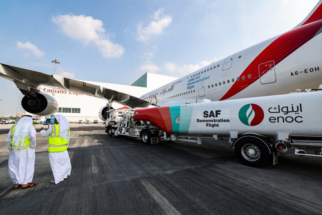 Awak darat menyiapkan pesawat Airbus A 380-800 Emirates, yang salah satu mesinnya menggunakan bahan bakar penerbangan berkelanjutan (SAF) 100 persen, untuk penerbangan uji coba di Bandar Udara Internasional Dubai di Dubai, 22 November 2023. 