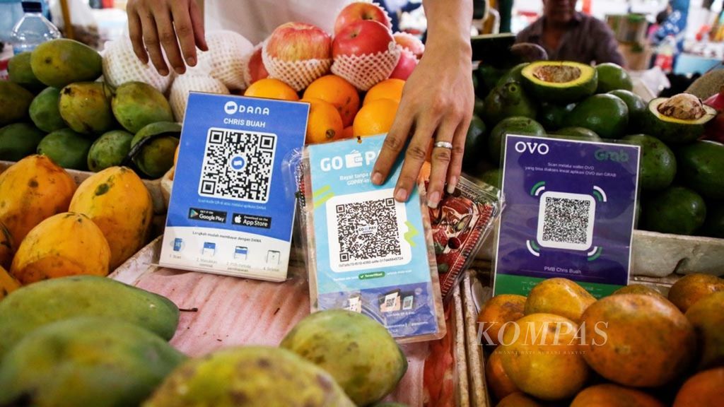 In addition to cash payments, traders at the BSD Fresh Market, South Tangerang, Banten, are used to accepting payments with electronic money from a number of companies through the use of fast reading codes (QR codes), Thursday (19/9/2019).