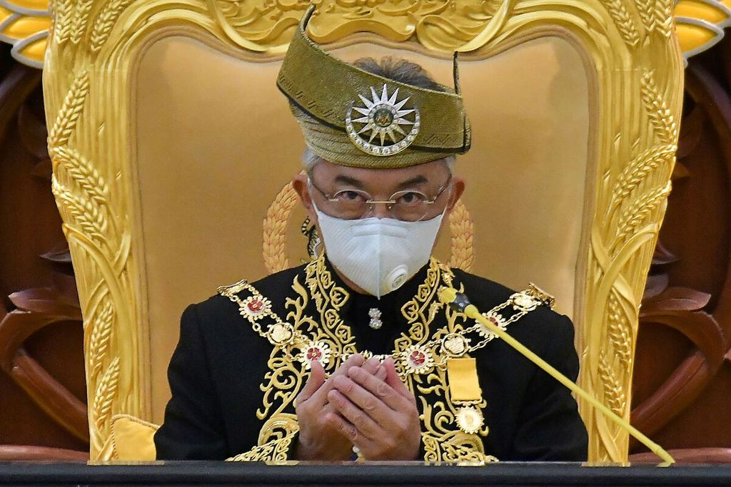 Foto yang dirilis oleh Departemen Informasi Malaysia pada 18 Mei 2020 ini memperlihatkan Raja Malaysia Sultan Abdullah Sultan Ahmad Shah atau Yang Dipertuan Agung XVI membacakan doa pada upacara pembukaan sidang ke-14 parlemen di Kuala Lumpur, Malaysia. 