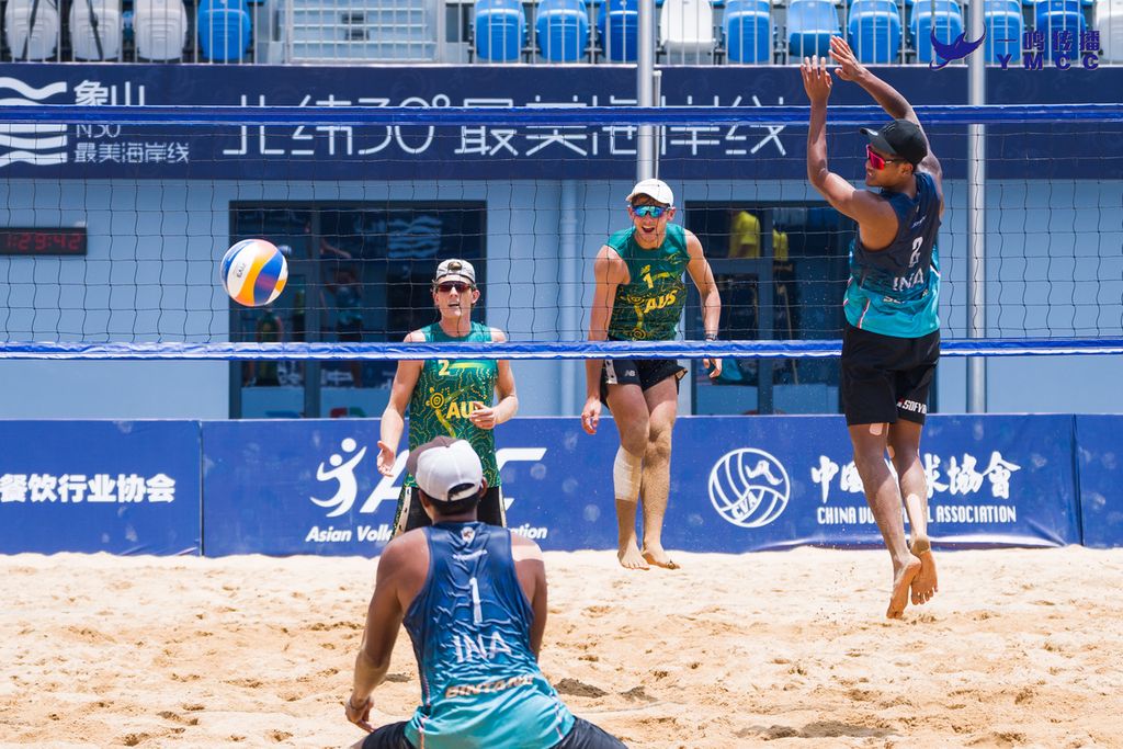 Tim bola voli pantai Indonesia yang diperkuat Bintang Akbar dan Sofyan Rachman Efendi berusaha menahan serangan Australia yang diperkuat Nicolaidis/Carracher dalam semifinal AVC Beach Volleyball Continental Cup, ajang kualifikasi terakhir Olimpiade Paris 2024. Bermain di Ningbo, China, Sabtu (22/6/2024), Indonesia kalah dengan skor 0-2 (20-22, 19-21)