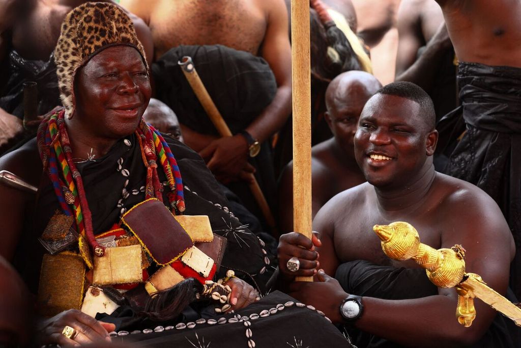 Raja Otumfuo Osei Tutu II (kiri) kala menerima pengembalian artefak Kerajaan Asante dari Inggris pada 8 Februari 2024 di Istana Mahhyia, Kumasi, Ghana. Inggris menjarah Asante beberapa abad lalu.