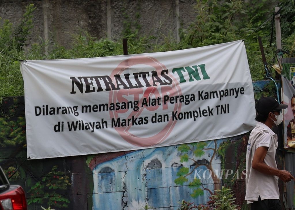 Spanduk bertuliskan netralitas TNI pada pemilu 2024 terpasang di kawasan Kebayoran Lama, Jakarta, Rabu (3/1/2024). 
