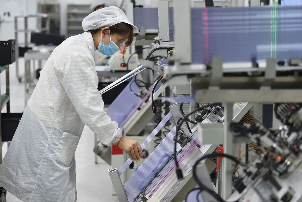 Foto pada 28 Februari 2023 menunjukkan seorang pekerja memproduksi cip semikonduktor di sebuah pabrik di Suqian, Provinsi Jiangsu, China. 