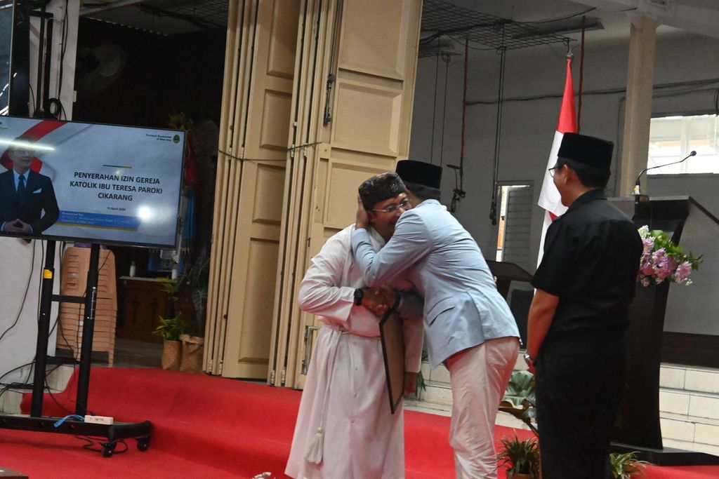 Gubernur Jawa Barat Ridwan Kamil berpelukan dengan Kepala Pastor Teresa Cikarang Romo Antonius Suhardi Antara Pr di aula Gereja Ibu Teresa, Selasa (11/4/2023) siang, seusai menyerahkan dokumen perizinan pembangunan gereja tersebut.