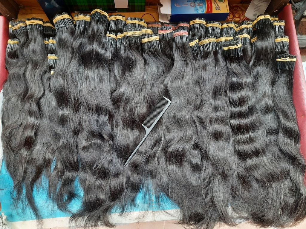 Deretan rambut asli yang biasanya digunakan untuk memperpanjang rambut kepala (hair extension) di sebuah lapak Pasar Baru, Jakarta, Jumat (17/2/2023). Harganya bervariasi, mulai dari Rp 300.000 hingga Rp 450.000.
