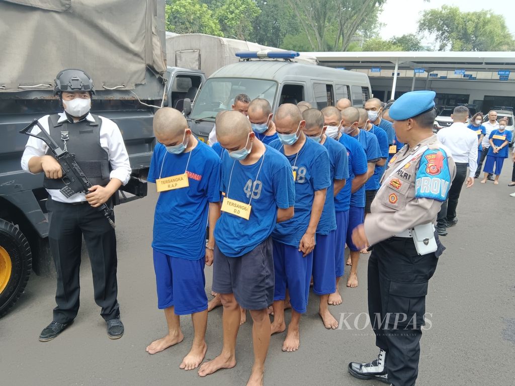 Tampak 18 pelaku penyalahgunaan narkoba yang ditangkap tim Satuan Reserse Narkoba Polrestabes Bandung dalam operasi di Kota Bandung pada 1-8 November 2024. Polisi menyita sejumlah barang bukti, antara lain, 2,5 kilogram sabu dan 236 gram kokain.