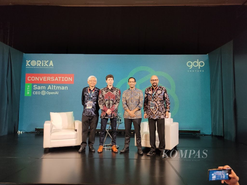 (Dari kiri-kanan): CTO GDP Venture On Lee; CEO OpenAI Sam Altman; Menteri Pendidikan, Kebudayaan, Riset, dan Teknologi Indonesia Nadiem Makarim; dan Ketua Korika Prof Hammam Riza dalam acara Conversation with Sam Altman yang digelar di Jakarta pada Rabu (14/6/2023). 