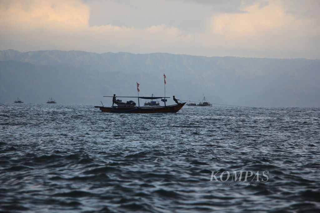 Nelayan berangkat melaut ke perairan Samudera Indonesia dekat Pantai Cisolok, Kabupaten Sukabumi, Jawa Barat, Senin (29/4/2019).