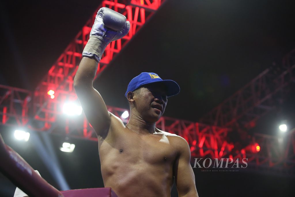 Petinju Indonesia Daud Yordan mempertahankan gelar juara kelas ringan super WBC Asia usai mengalahkan petinju Thailand Panya Uthok di Balai Sarbini, Jakarta, Jumat (1/7/2022). Daud Jordan menang TKO atas Panya Uthok pada ronde keenam.