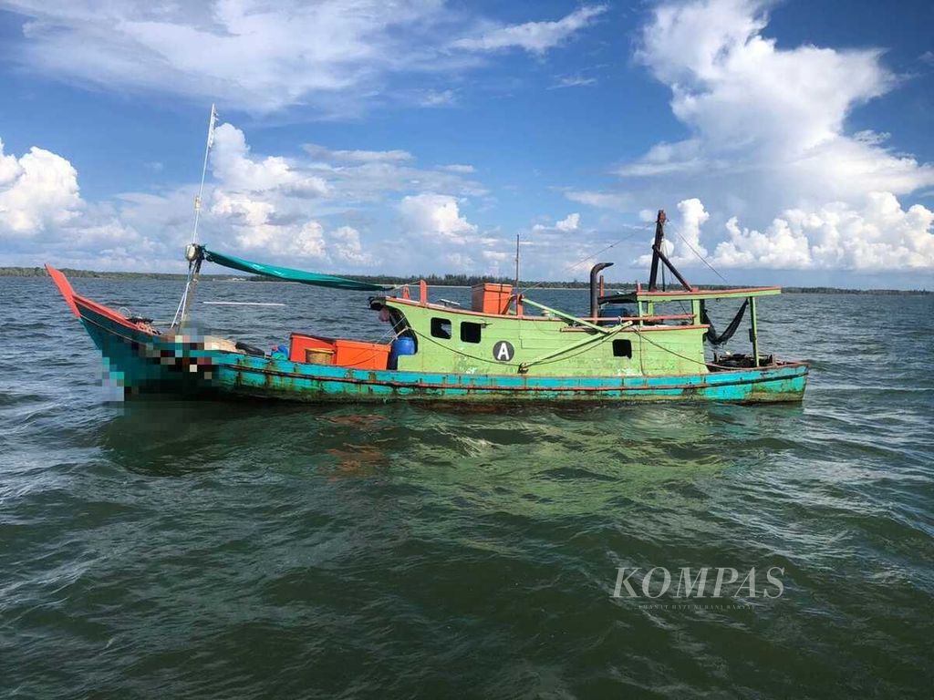 Salah satu kapal nelayan asal Natuna, Kepulauan Riau, yang ditangkap Agensi Penguatkuasaan Maritim Malaysia di perairan perbatasan Natuna dan Sarawak pada Jumat (19/4/2024).