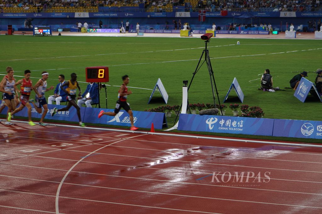 Pelari jarak jauh Robi Sianturi mengikuti final 5000m Universiade Chengdu, China, Minggu (6/8/2023) malam. Dia finis di urutan ke-14 dengan waktu 14 menit 38,45 detik.