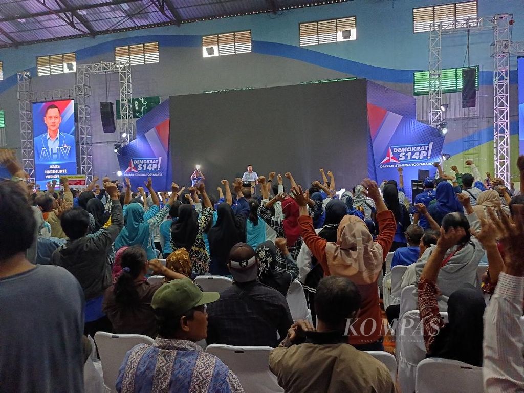Massa simpatisan Partai Demokrat meneriakkan yel-yel kemenangan Parrtai Demokrat di GOR Kridosono, Kota Yogyakarta, Jumat (19/1/2024).