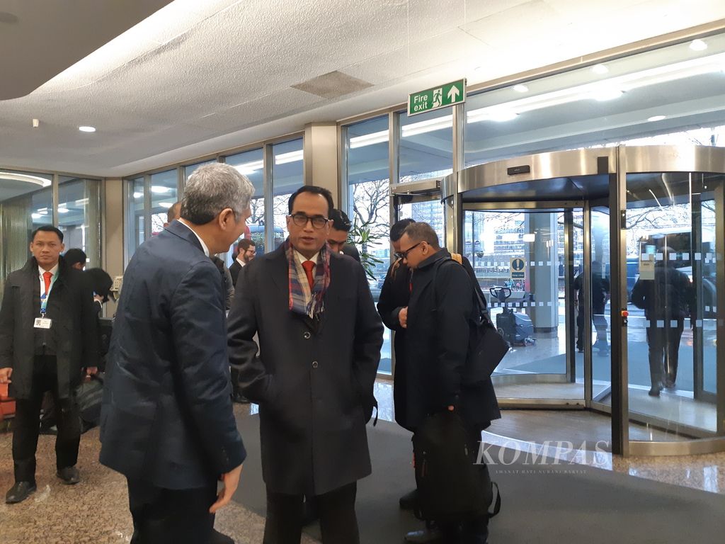 Menteri Perhubungan Budi Karya Sumadi (kedua dari kiri) tiba di markas Organisasi Maritim Internasional (IMO) di London, Inggris, pada Senin (27/11/2023). Kehadirannya terkait sidang IMO dan pencalonan Indonesia menjadi anggota Dewan IMO periode 2024-2025.