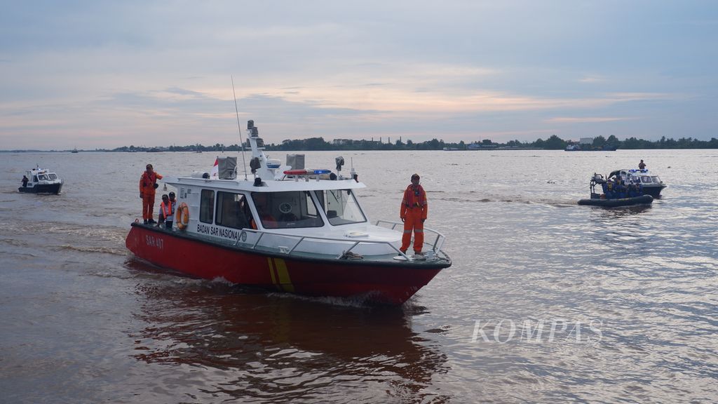The SAR ship KN 407 Banjarmasin docked at Trisakti Port, Banjarmasin, South Kalimantan, Sunday (29/5/2022) afternoon. The ship carried out medical evacuations for seven victims who were rescued by the TB Sabang 25 ship in the sinking of KM Ladang Pertiwi 2 in the Makassar Strait, South Sulawesi.