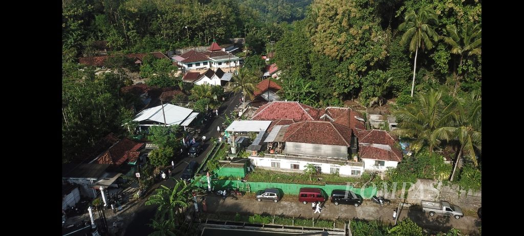 Sejumlah warga yang tergabung dalam jemaah Masjid Aoliya di Kabupaten Gunungidul, Daerah Istimewa Yogyakarta, berjalan kaki usai menunaikan salat ID 1445 Hijriah pada Jumat (5/4/2024). 