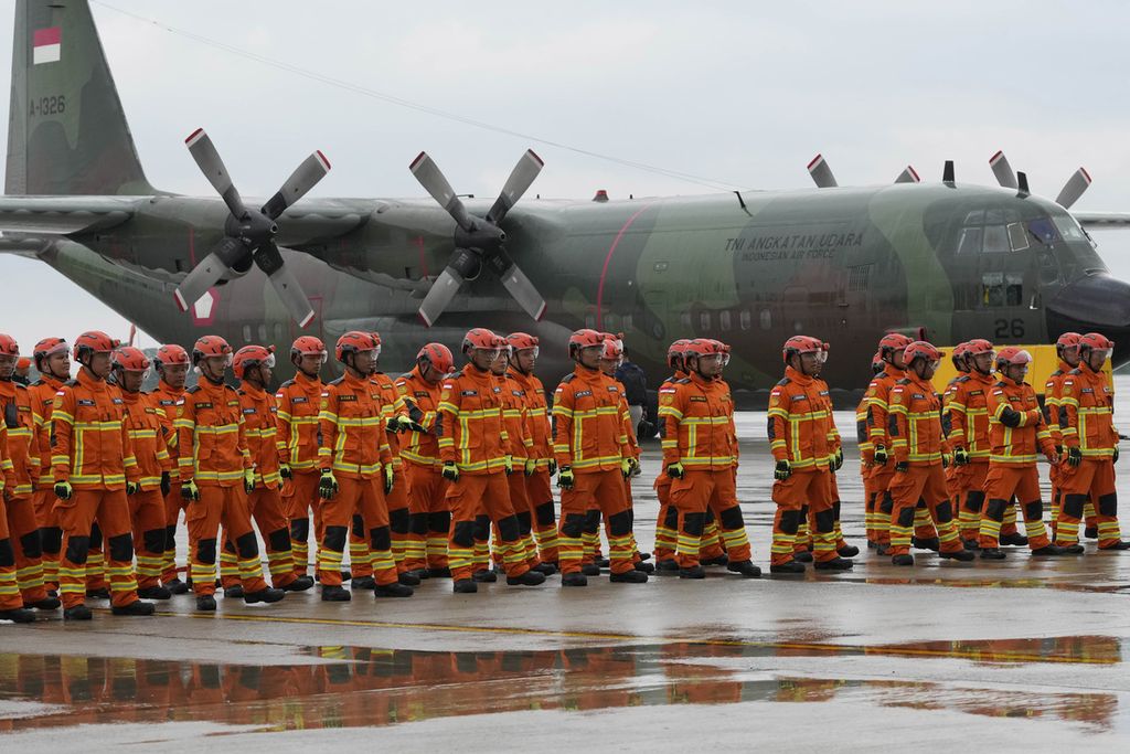 Para anggota Middle Urban Search and Rescue (MUSAR) Basarnas berbaris menjelang keberangkatan mereka untuk memberikan bantuan bagi para korban gempa di Turki dan Suriah dalam persiapan di Pangkalan Udara Halim Perdanakusuma, Jakarta, Sabtu (11/2/2023). 