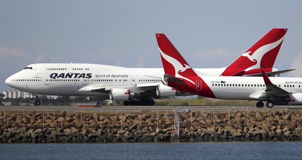 Foto yang diambil pada 20 Agustus 2015 ini menunjukkan dua pesawat Qantas berada di landasan pacu Bandara Sydney, Australia. Canberra dituding menerapkan proteksionisme yang menguntungkan Qantas.