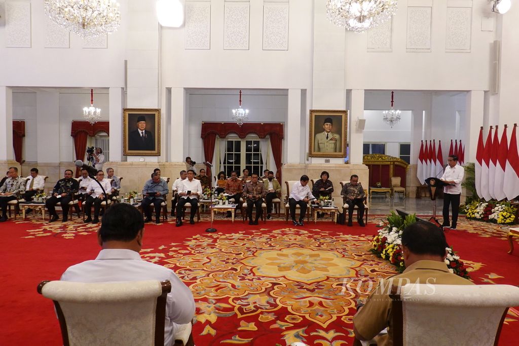 Presiden Joko Widodo memberikan sambutan pengantar sidang kabinet paripurna di Istana Merdeka, Jakarta, Senin (11/12/2023). 