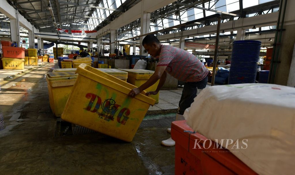 Pekerja memindahkan kotak-kotak penyimpanan ikan di Pasar Ikan Modern Muara Baru, Jakarta Utara, Kamis (26/8/2021). 