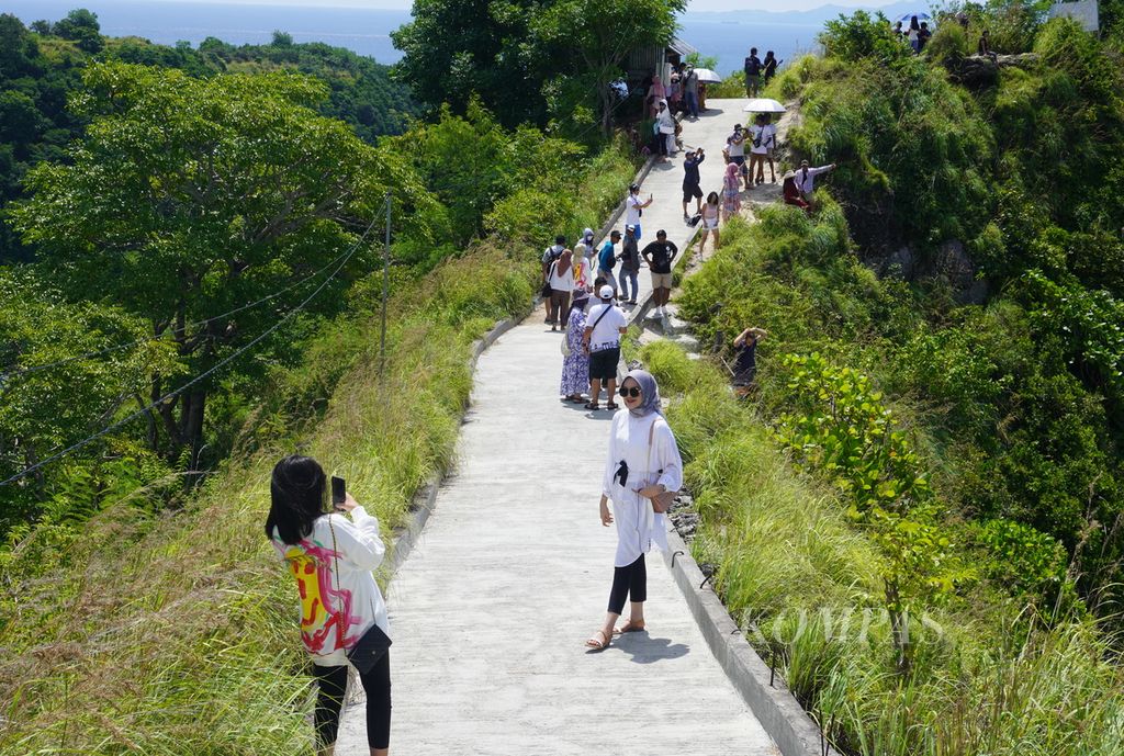Suasana aktivitas wisatawan di Pantai Diamond, Nusa Penida, Kabupaten Klungkung, Bali, Rabu (23/3/2022). Kawasan yang sejak awal pandemi sepi wisatawan itu kini mulai kembali didatangi wisatawan, terutama sejak pelonggaran aturan perjalanan.