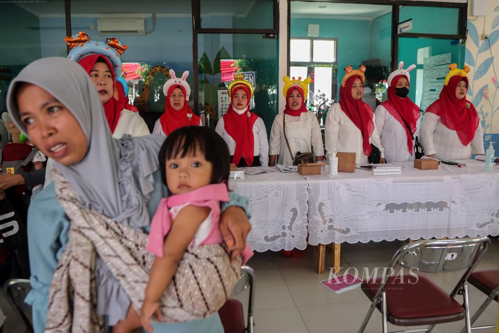 Ibu menggendong anaknya saat menunggu acara imunisasi vaksin rotavirus gratis dimulai di Ruang Publik Terpadu Ramah Anak Garuda, Jakarta, Selasa (15/8/2023). 