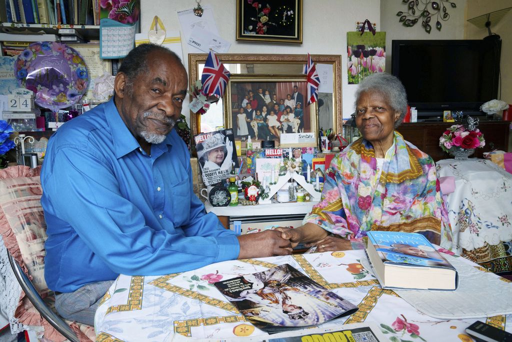 Sylius dan Bridgette Toussaint berfoto di rumah mereka di Preston, Inggris, 25 April 2023. Pasangan itu mengingat masa dulu ketika keduanya masih kanak-kanak di Dominika pada saat penobatan Ratu Elizabeth II di Westminster Abbey pada 2 Juni 1953. Sylius Toussaint (83) masih ingat lagu penobatan yang dia pelajari tujuh dekade lalu. 