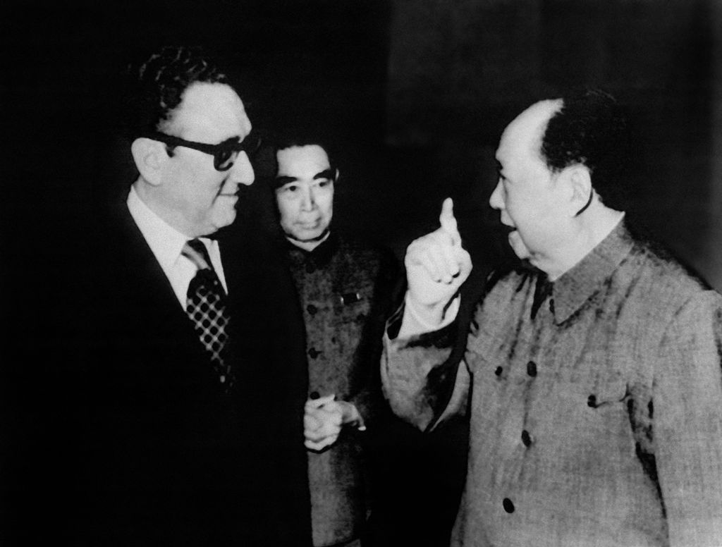 Penasihat khusus Presiden AS Richard Nixon, Henry Kissinger (kiri), bertemu dengan pemimpin China, Mao Zedong, pada 17 Februari 1973 di Beijing, China. 