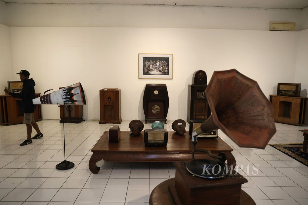 Bermacam peranti audio lama ditampilkan dalam pameran ”Pelantang” di Bentara Budaya Yogyakarta, Yogyakarta, Jumat (26/8/2022). 