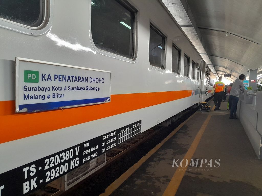 Kereta api Penataran dari Surabaya tujuan Blitar tengah berhenti di Stasiun Malang, Jawa Timur, Rabu (24/5/2023). Setelah sampai Stasiun Blitar, kereta ini akan berganti nama menjadi Dhoho dan melaju menuju ke Surabaya melalui Kertosono.