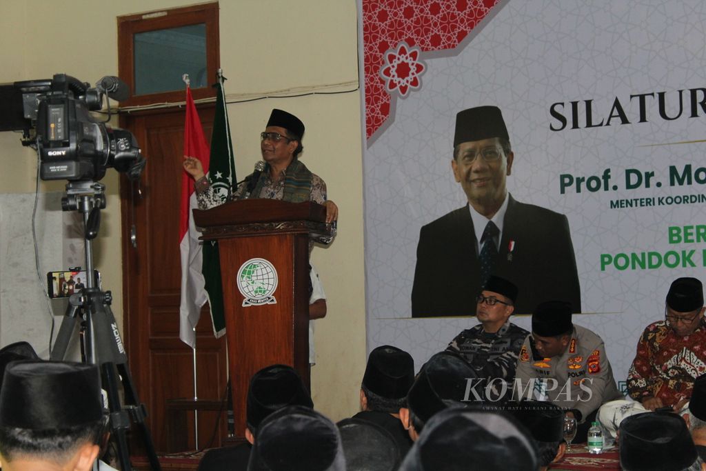 Menteri Koordinator Bidang Politik, Hukum, dan Keamanan Mahfud MD berceramah di Pondok Pesantren Kiai Haji Aqil Siroj (KHAS) Kempek di Kabupaten Cirebon, Jawa Barat, Sabtu (5/8/2023). 