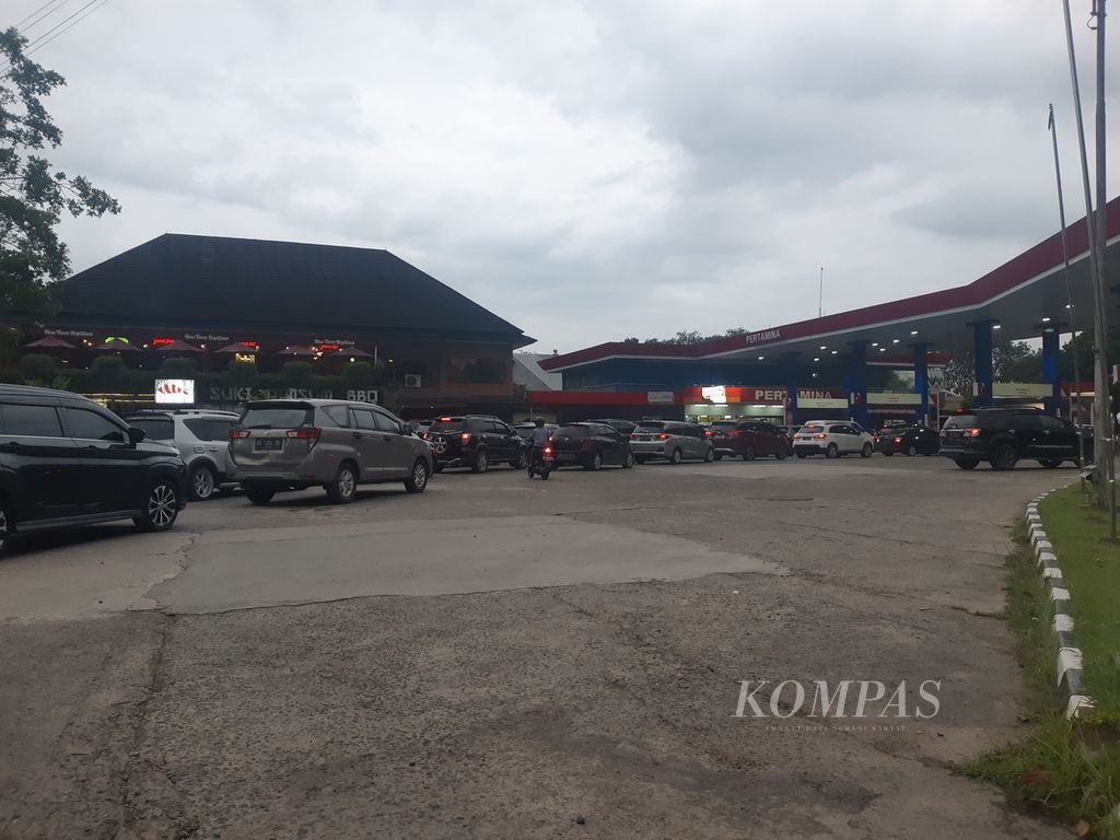 Antrean kendaraan di SPBU di Jalan AKBP Cek Agus, Palembang, Sumatera Selatan, Rabu (31/8/2022). Menjelang penyesuaian harga BBM, sejumlah langkah antisipasi sudah disiapkan. Pertamina pun mengklaim tidak ada pembatasan dan stok BBM bersubsidi aman. 