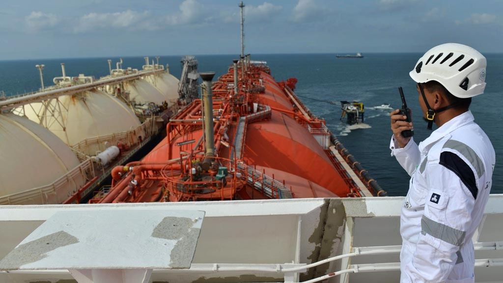 Petugas mengawasi proses transfer atau pemindahan LNG Blok Mahakam PT Pertamina Hulu Makaham ke Floating Storage Regasification Unit (FSRU) Nusantara Regas Satu di Teluk Jakarta, Kamis (4/1).