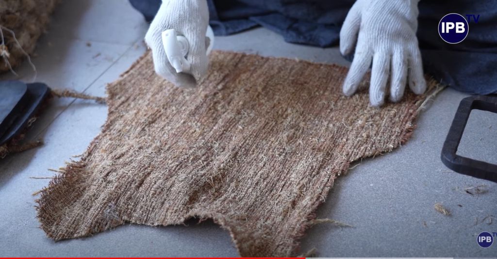 Lembaran kain yang diolah dari tandan kosong kelapa sawit untuk dijadikan rompi antipeluru.