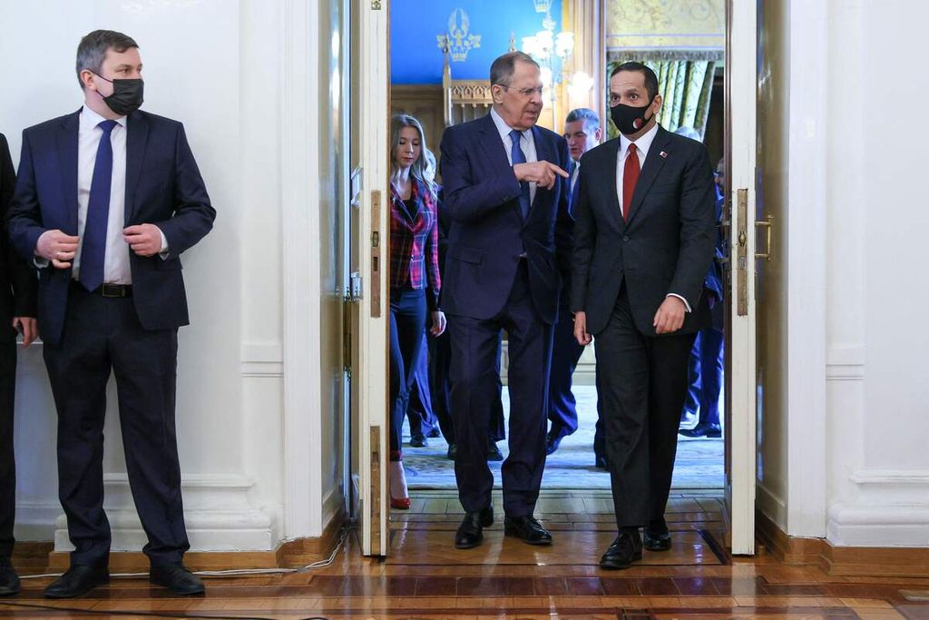Menteri Luar Negeri, yang juga Wakil Perdana Menteri, Qatar Sheikh Mohammed bin Abdulrahman al-Thani (kanan) bertemu dengan Menlu Rusia Sergey Lavrov (tengah) di Moskwa, Rusia, Senin (14/3/2022). 