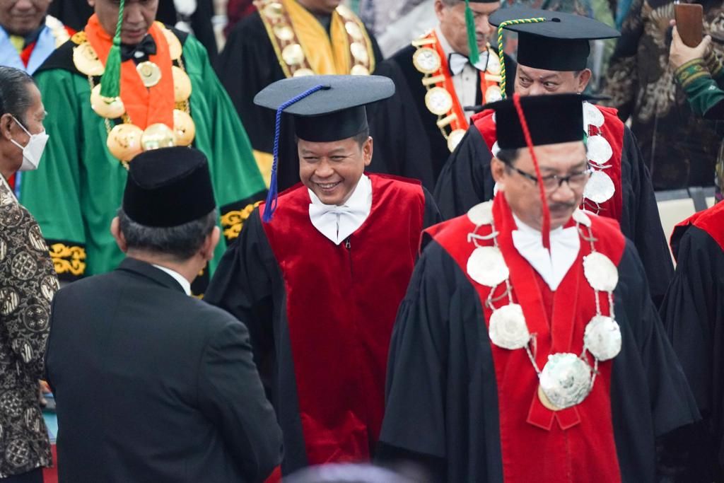 Rektor Universitas Sumatera Utara Muryanto Amin (tengah) menyapa para tamu yang menghadiri acara pengukuhannya sebagai Guru Besar di Universitas Sumatera Utara (USU), Medan, Senin (6/3/2023). Muryanto menyebut partai politik gagal bertransformasi di era digital. 