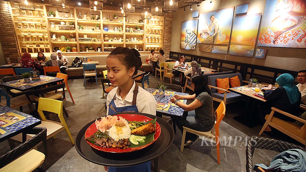 Suasana restoran Marco Padang Peranakan yang berkomitmen mengunakan Beras Solok, Jakarta, Senin (29/1).