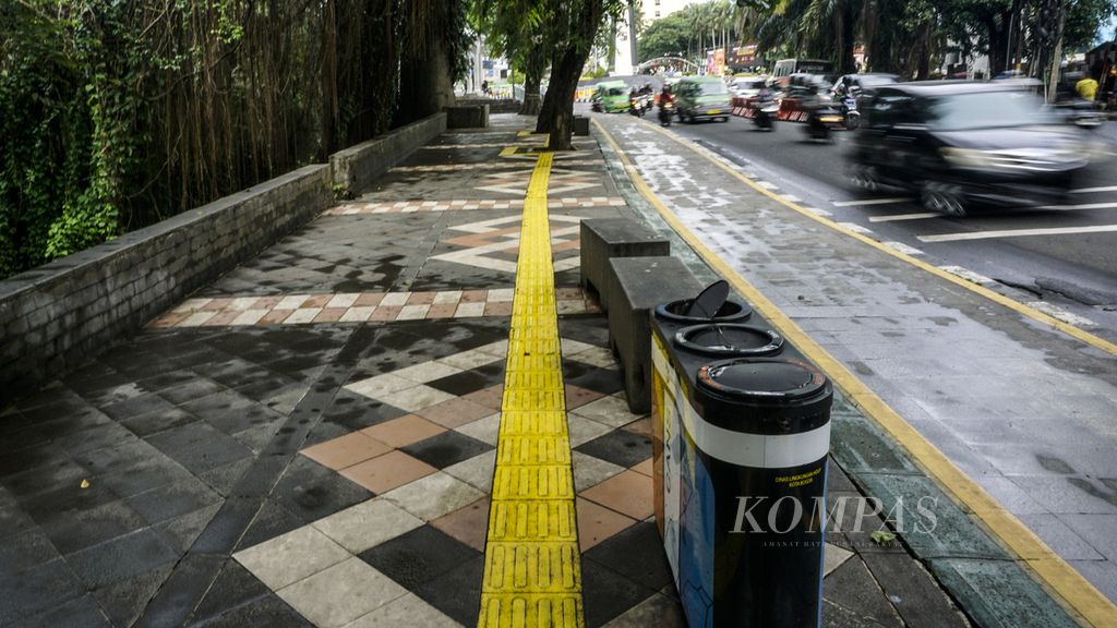 Lengangnya jalur pedestrian di kawasan sistem satu arah Kota Bogor, Jawa Barat, yang ditutup bagi aktivitas umum, Minggu (6/2/2022). Penutupan kawasan sistem satu arah dilakukan untuk menekan mobilitas warga dan potensi penularan Covid-19.