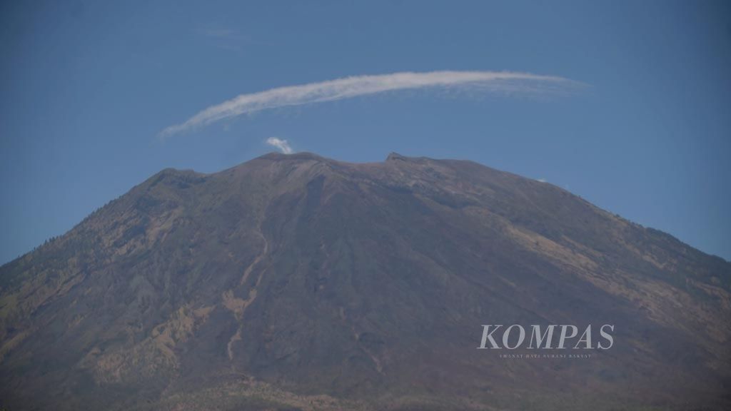 Gunung Agung dilihat dari Desa Kubu, Kecamatan Kubu, Karangasem, Bali, beberapa waktu lalu.