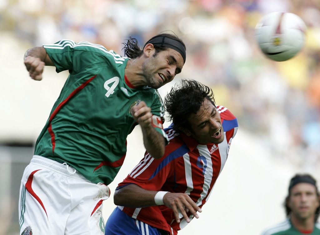Bek tengah Rafael Marquez (kiri) saat memperkuat Meksiko melawan Paraguay di perempat final Copa America di Maturin, Venezuela, Minggu (8/7/2007). Ia menjadi salah satu kandidat untuk menggantikan Xavi melatih Barca. 