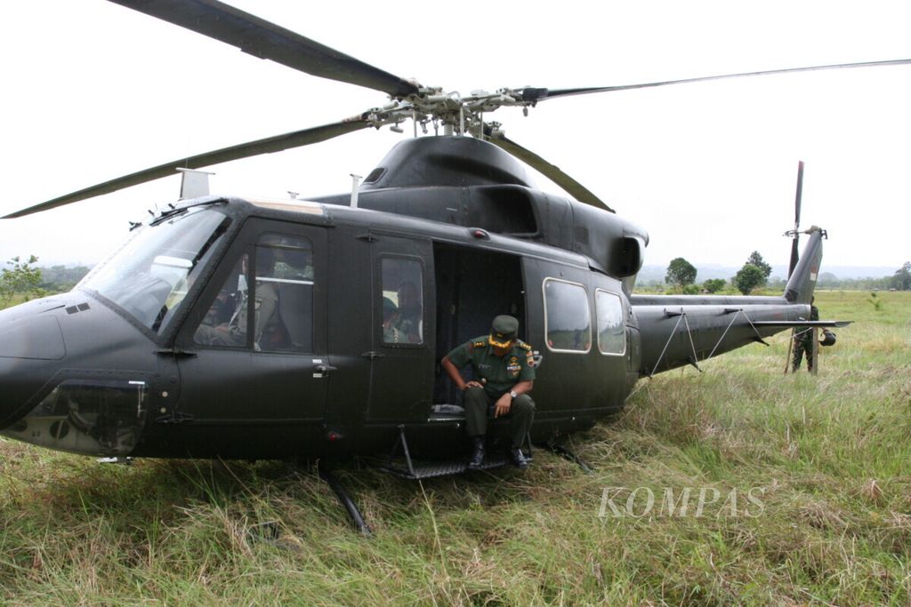 The TNI AD's Bell 412 helicopter made an emergency landing in the grassland of Mandailing Natal Regency, North Sumatra, Friday (18/9/2020). 