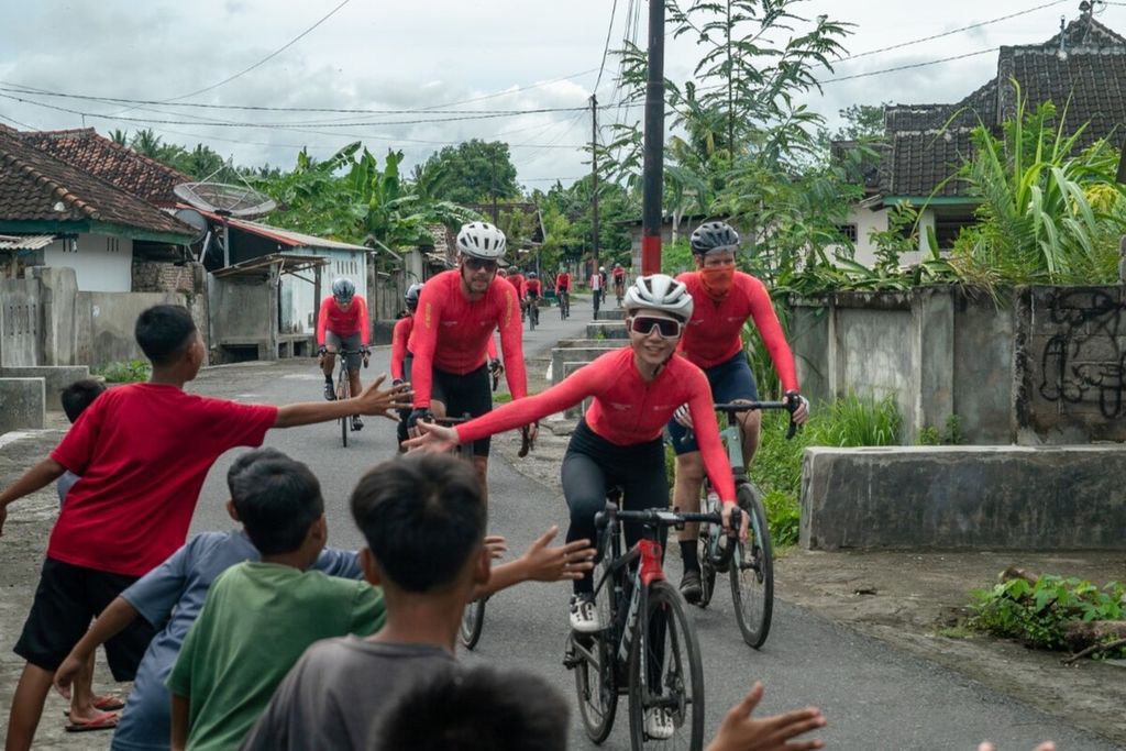 Pesepeda menyapa anak-anak saat mengikuti Bike To Care 2023 Lombok pada Februari lalu. Dari kegiatan yang diikuti 55 pesepeda tersebut, terkumpul donasi sebesar Rp 578 juta.