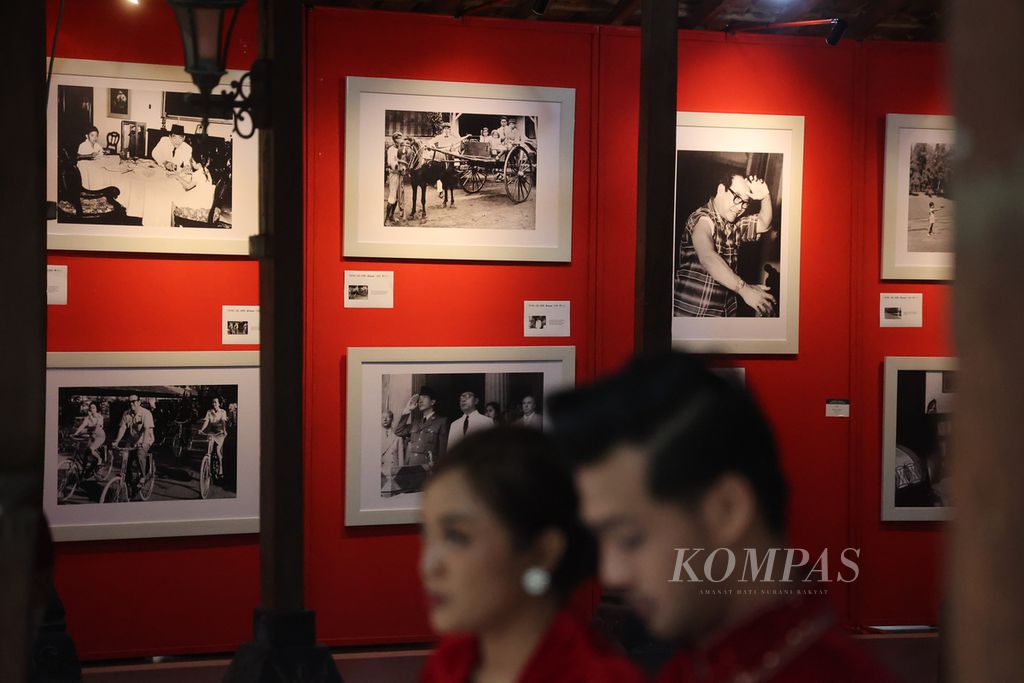Sejumlah foto tentang Presiden ke-5 RI Megawati Soekarnoputri dan Presiden Soekarno ditampilkan saat acara peresmian patung Bung Karno di Omah Petroek, Desa Hargobinangun, Pakem, Sleman, DI Yogyakarta, Rabu (23/8/2023). 