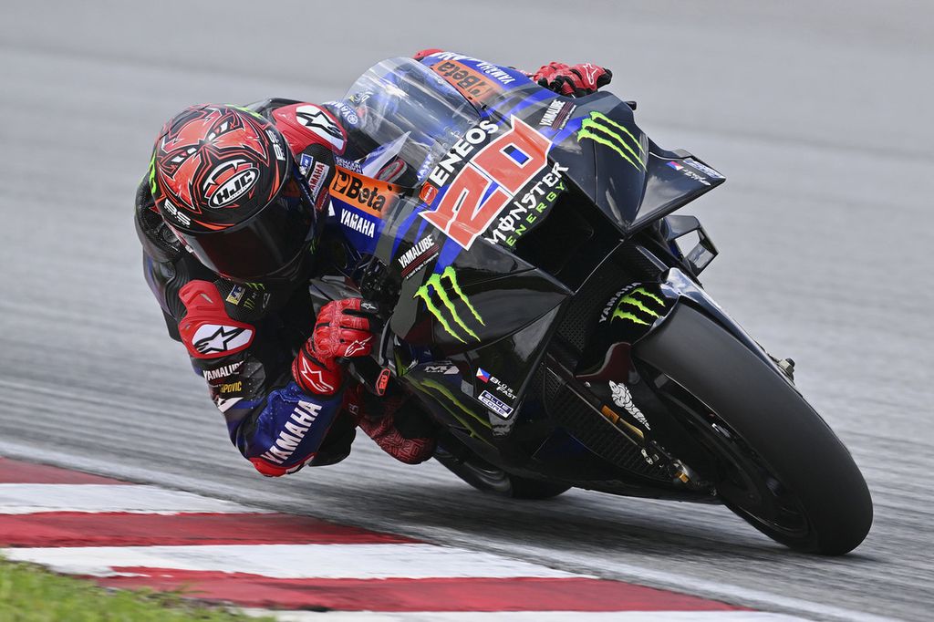Fabio Quartararo memacu YZR-M1 dalam hari kedua tes pramusim MotoGP 2023 di Sirkuit Sepang, Malaysia, Sabtu (11/2). 