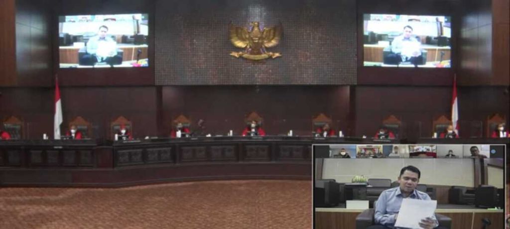 Anggota DPR dari Komisi III, Arteria Dahlan, memberikan keterangan mewakili DPR dalam sidang uji materi UU TNI di Mahkamah Konstitusi, Selasa (8/2/2022).