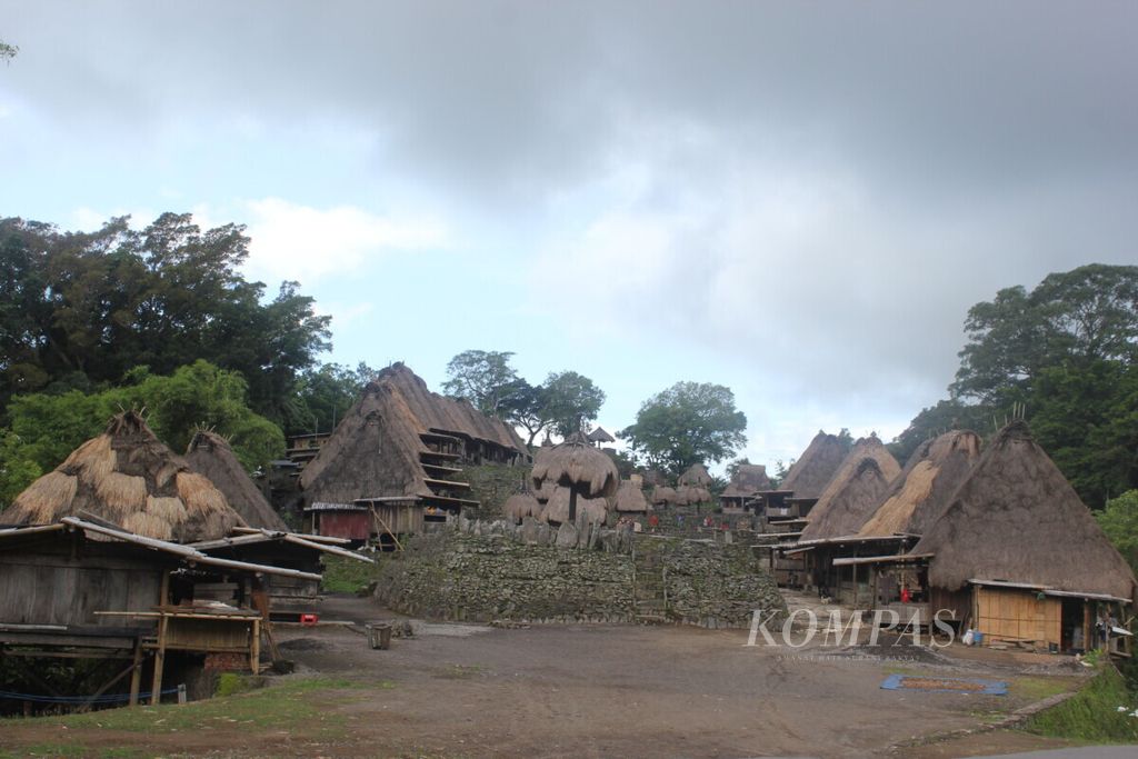 Kampung adat Guru Sina, Ngada, Flores, NTT, Sabtu (16/6/2018). Kampung adat ini berjarak sekitar 25 kilometer dari kampung adat Bena, Ngada. Bangunan rumah adat ini sebagian besar terbuat dari bambu.