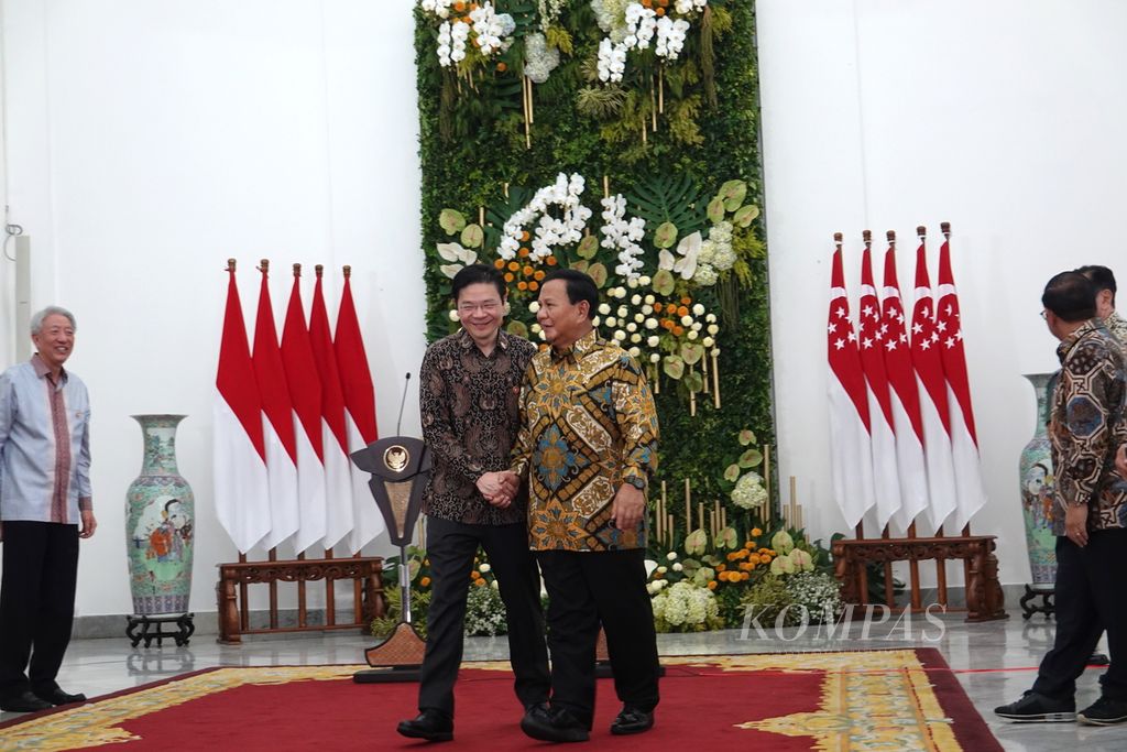 Menteri Pertahanan Prabowo Subianto berjalan bersama Wakil Perdana Menteri sekaligus Menteri Keuangan Singapura Lawrence Wong di Istana Kepresidenan Bogor, pada Senin (29/4/2024). Sama seperti Prabowo yang merupakan presiden terpilih yang akan menggantikan Presiden Jokowi, Lawrence Wong juga merupakan pengganti PM Lee Hsien Loong. 