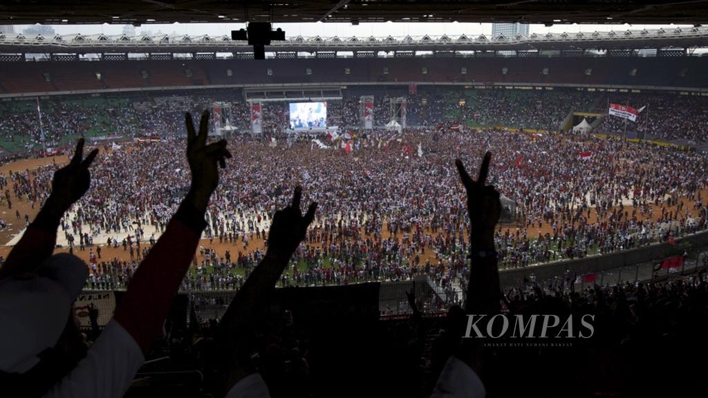 Simpatisan dan sukarelawan pendukung capres nomor urut dua, Joko Widodo-Jusuf Kalla, dalam Konser Dua Jari di Gelora Bung Karno, Jakarta, Sabtu (5/7/2014). Dalam konser yang dimeriahkan oleh ratusan artis tersebut Joko Widodo membacakan Maklumat Jokowi.