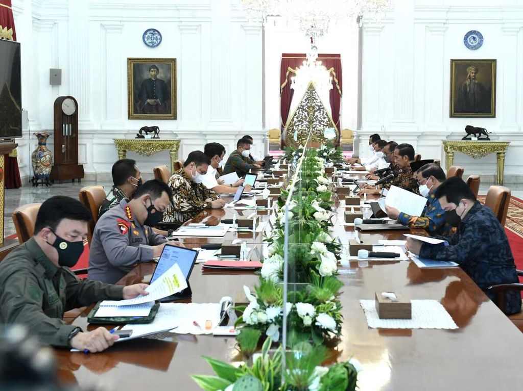 Suasana rapat terbatas terkait evaluasi pemberlakuan pembatasan kegiatan masyarakat (PPKM) di Istana Kepresidenan Jakarta, Senin (4/7/2022).